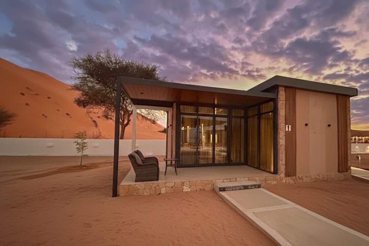 Deluxe Suite | Dilengkapkan perabot secara berasingan, meja, cadar katil