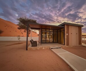 Deluxe Suite | Individually furnished, desk, bed sheets - Sama Al Wasil Desert Camp (Bidiya)