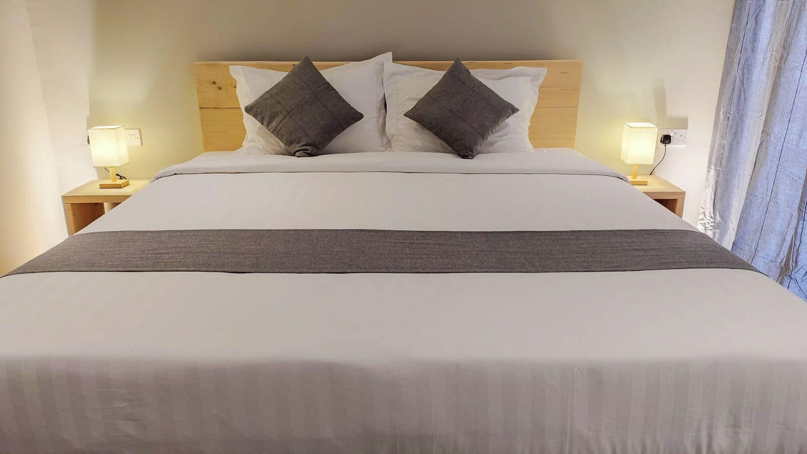 デラックス スイート | 客室ごとに異なるインテリア、デスク、ベッドシーツ