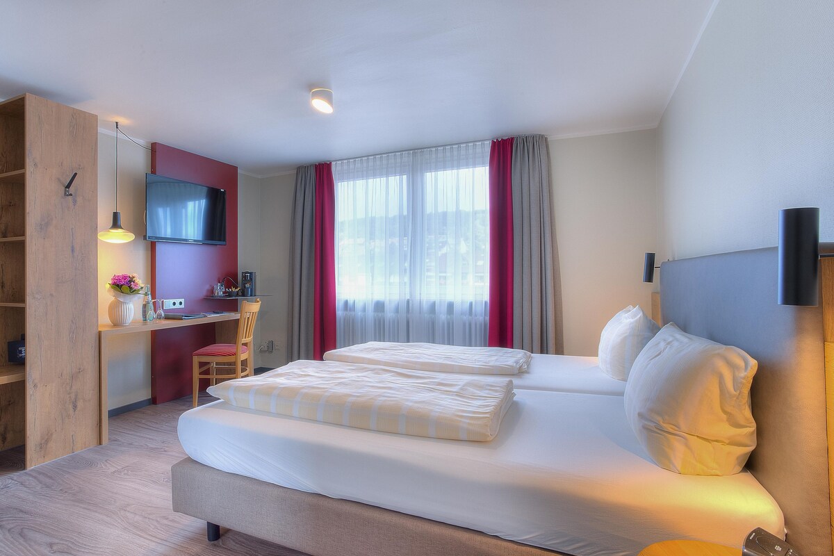Habitación estándar, 1 cama matrimonial | Ropa de cama hipoalergénica y caja de seguridad en la habitación 