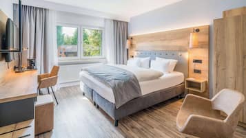 Ropa de cama hipoalergénica y caja de seguridad en la habitación