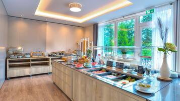Free daily buffet breakfast