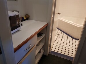 Familienzimmer, Mehrere Betten, Whirlpool | Eigene Kochnische | Mikrowelle, Wasserkocher