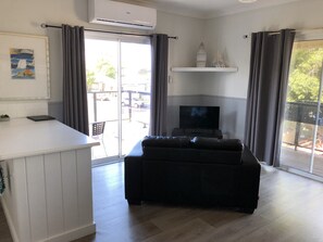 Phòng dành cho gia đình, nhiều giường | Khu phòng khách | TV 