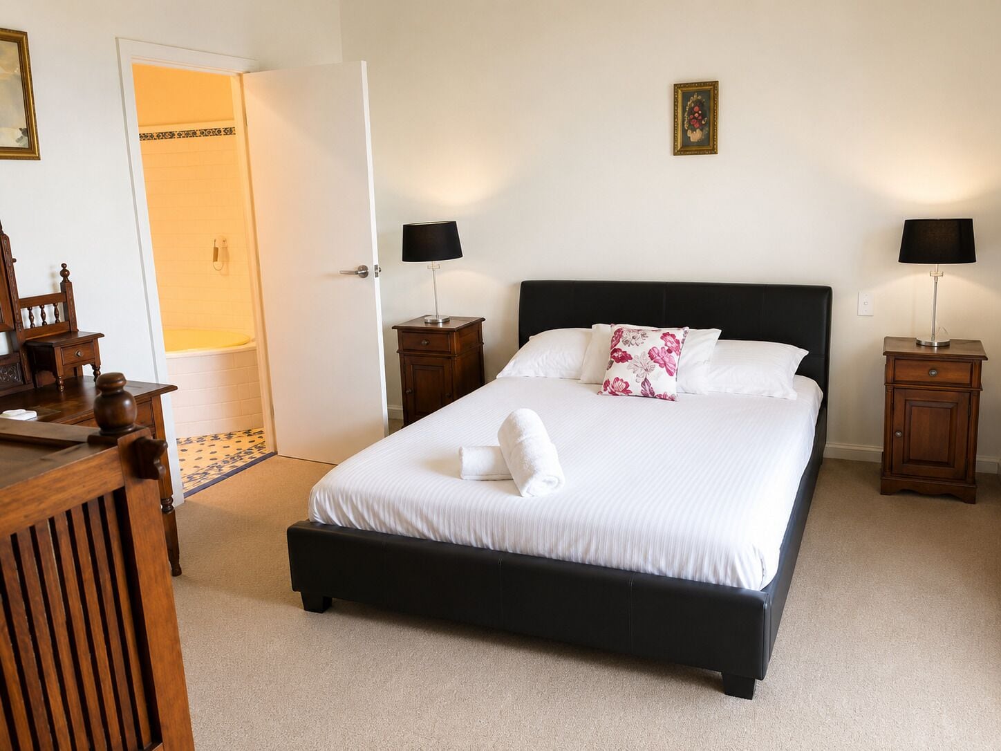 Apartment, 2 Schlafzimmer, Küche | Schreibtisch, laptopgeeigneter Arbeitsplatz, Verdunkelungsvorhänge