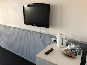 Room, 1 Queen Bed, Lake View | Coffee and/or coffee maker - Squid Ink Motel (Belmont)