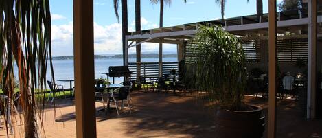 屋外ダイニングエリア