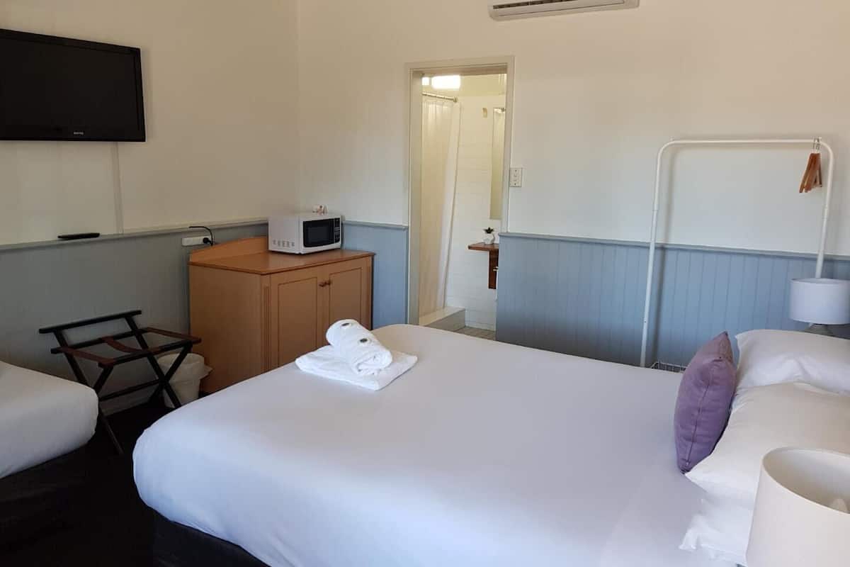 Kamer, 1 queensize bed | 1 slaapkamer, een bureau, een laptopwerkplek, verduisterende gordijnen