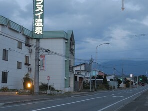 숙박 시설 정면 - 저녁/밤