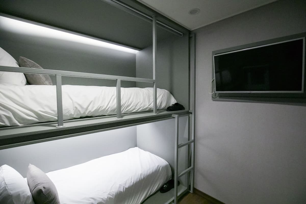 Habitación económica con 2 camas individuales | Cortinas blackout, wifi gratis y ropa de cama