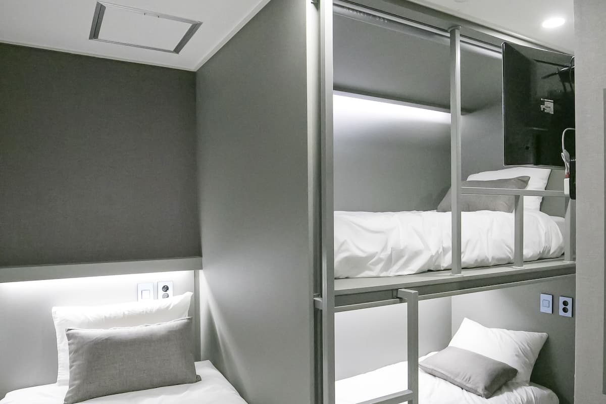 Habitación triple | Cortinas blackout, wifi gratis y ropa de cama