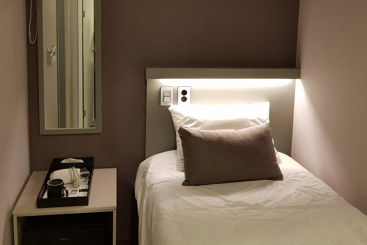 Habitación individual | Cortinas opacas, wifi gratis, ropa de cama