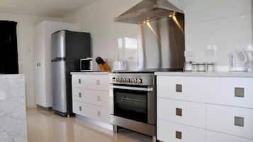 Casa familiar, 2 habitaciones | Cocina privada | Refrigerador con congelador, microondas, horno y parrilla de estufa