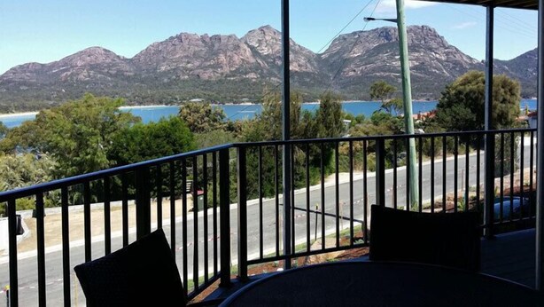 A balcony with a view of mountains and a body of water. - Beaulieu (Coles Bay)