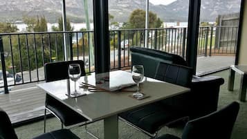 House, 2 Bedrooms | In-room dining