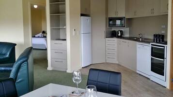 House, 2 Bedrooms | Private kitchen | Full-size fridge, microwave, oven, stovetop