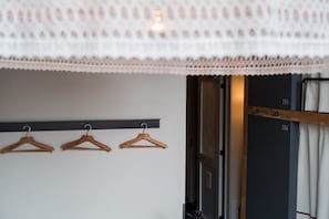 Fyrbäddsrum - delat badrum (Moderate Bunk) | Sängtillbehör av högsta kvalitet och värdeförvaringsskåp på rummet