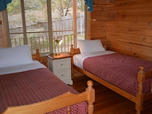 2 habitaciones, tabla de planchar con plancha y ropa de cama 