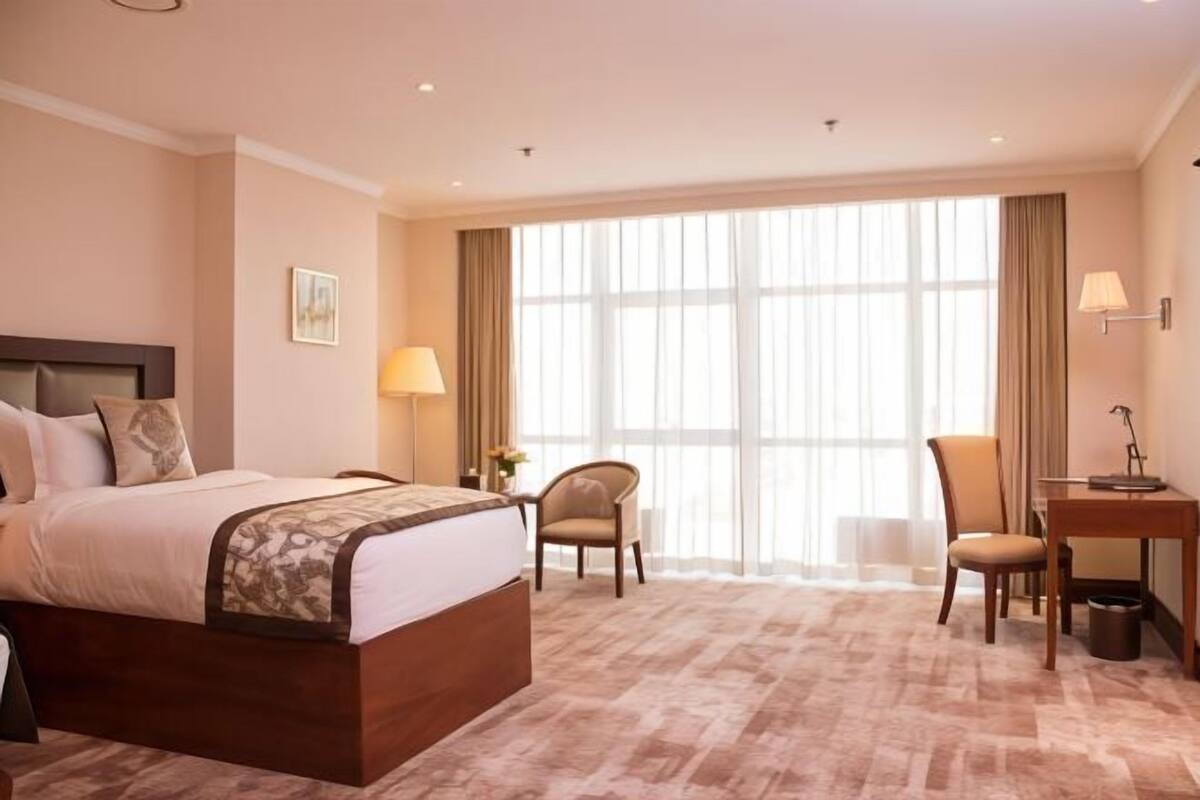 1 bedroom, premium bedding, in-room safe, desk