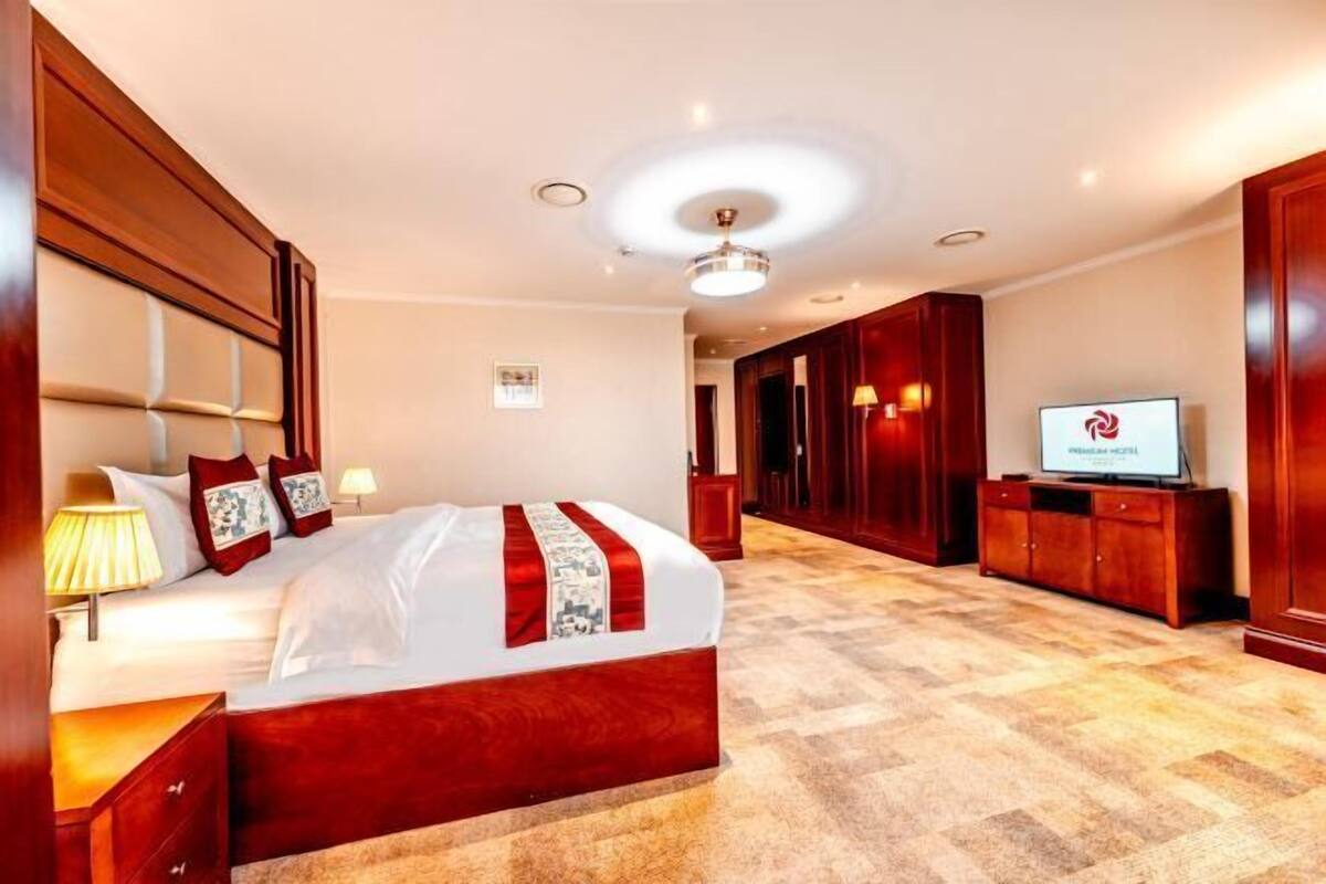 1 bedroom, premium bedding, in-room safe, desk