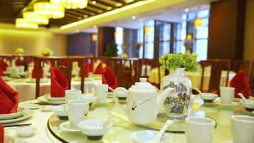 2 restaurants, breakfast, lunch, dinner served; Chinese cuisine