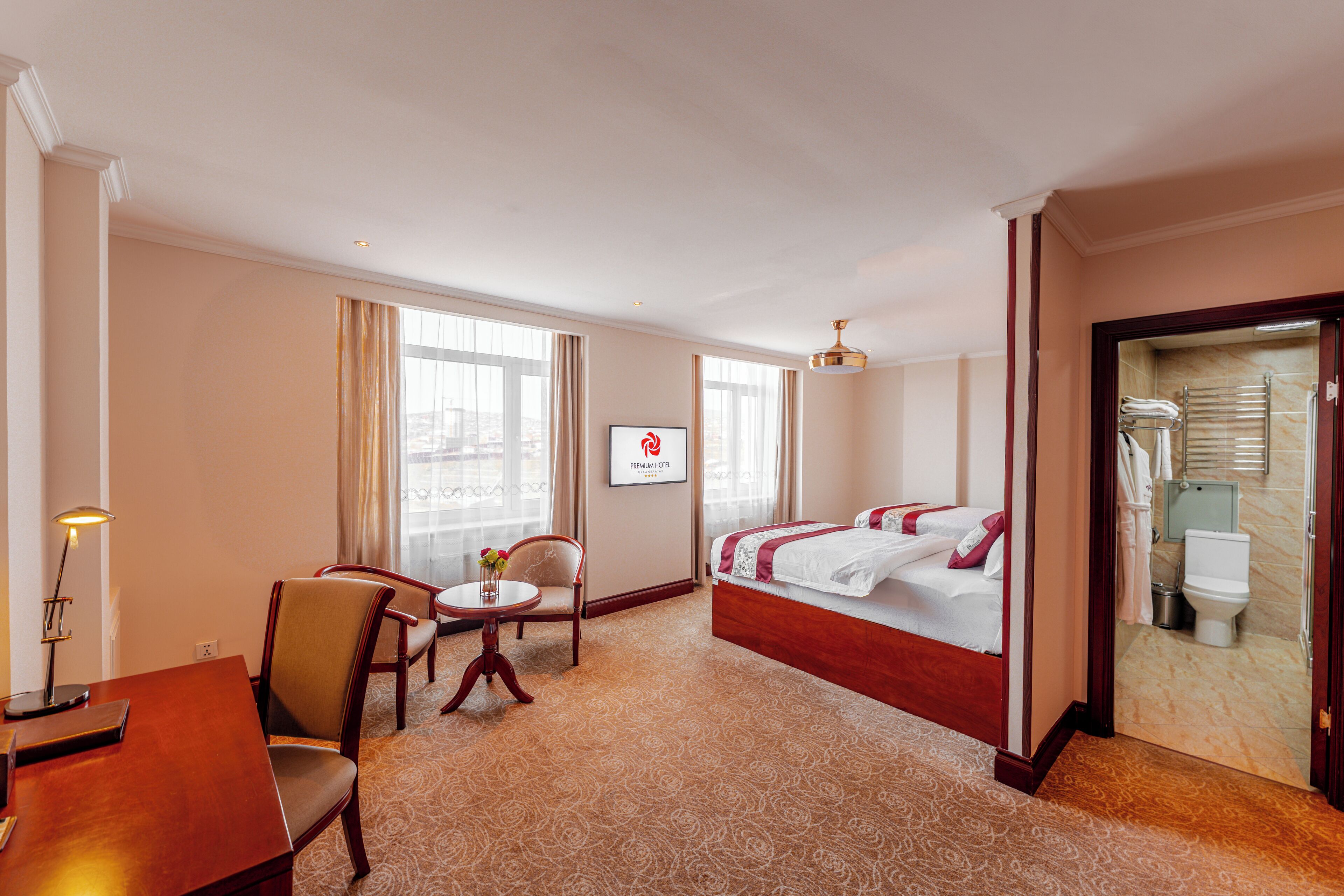 Twin Guest Room | Premium bedding, in-room safe, desk, laptop workspace