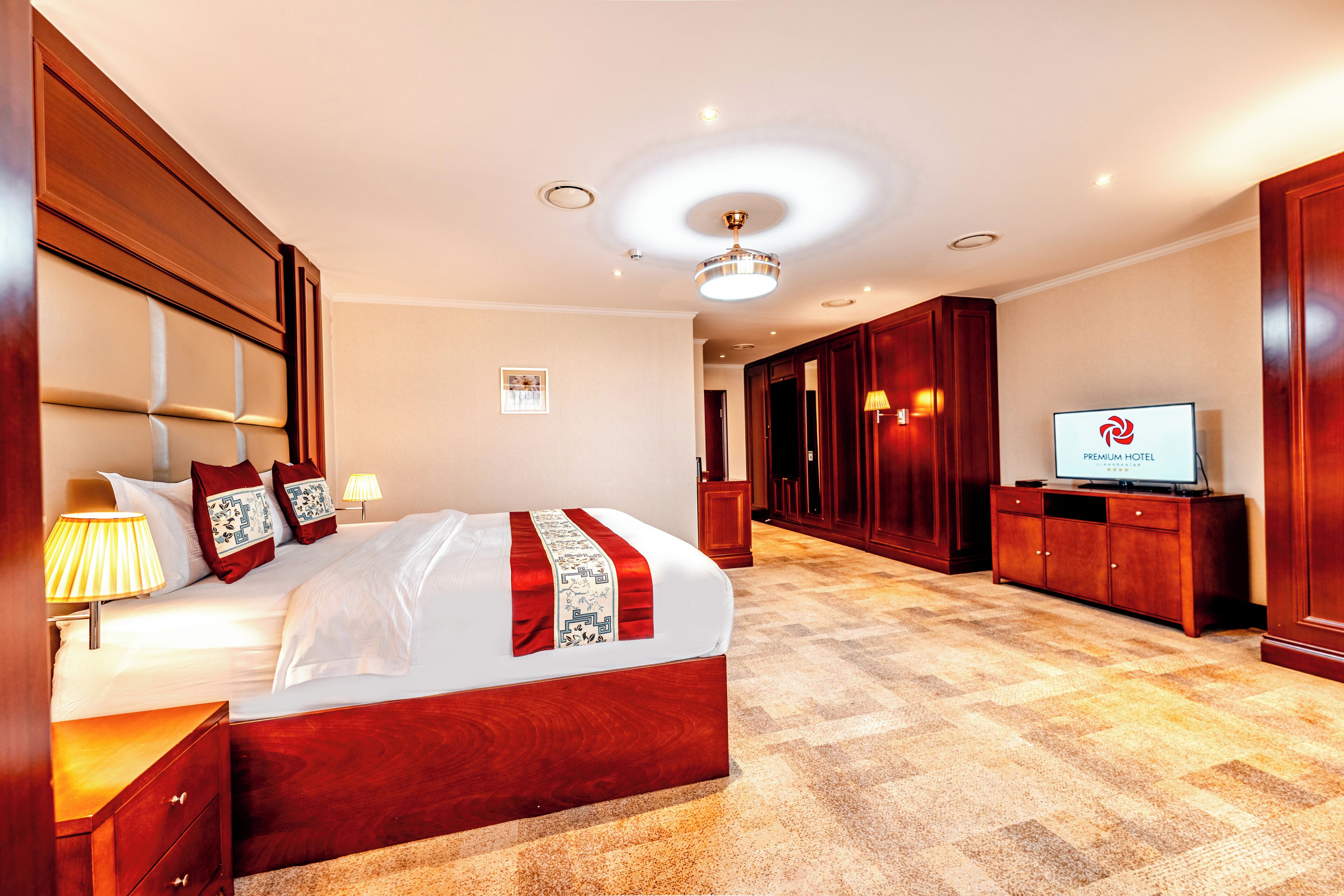 Kamar Deluks, 1 Tempat Tidur King | Seprai premium, brankas, meja kerja, dan ruang kerja ramah laptop