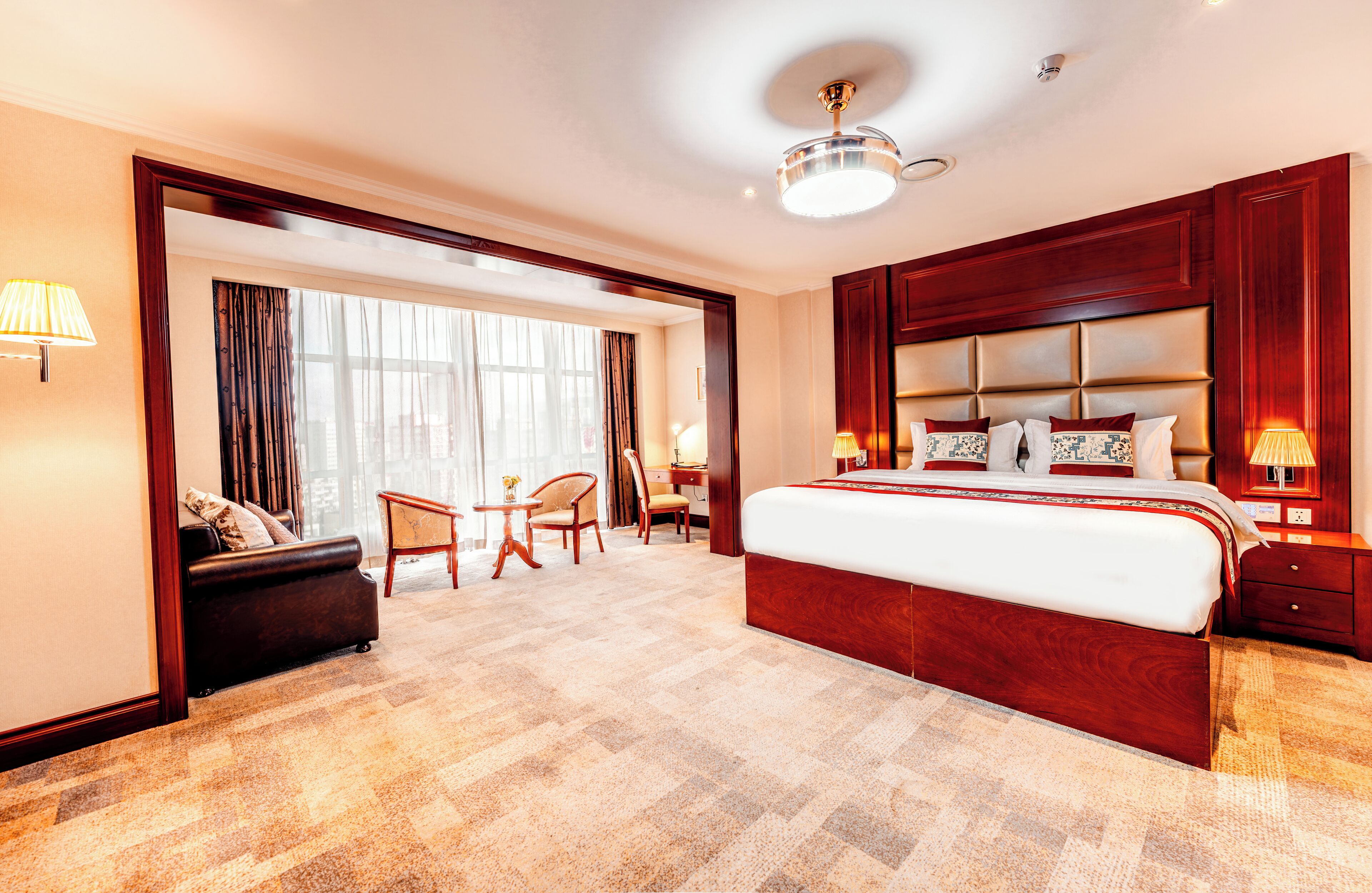 Deluxe King Room | Premium bedding, in-room safe, desk, laptop workspace