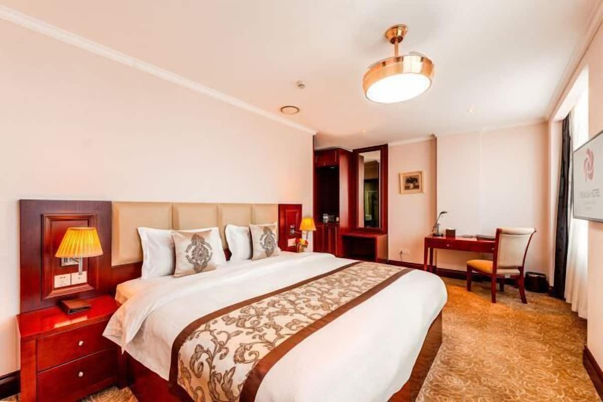 Premium bedding, in-room safe, desk, laptop workspace