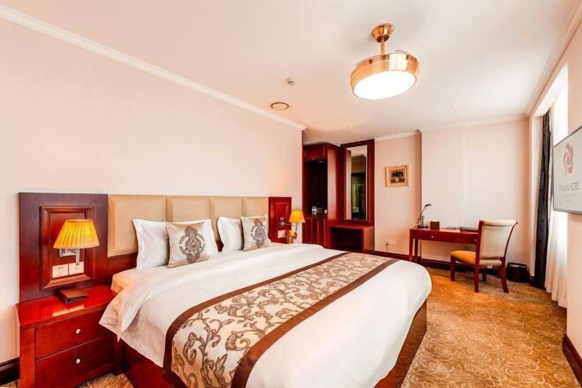 1 bedroom, premium bedding, in-room safe, desk