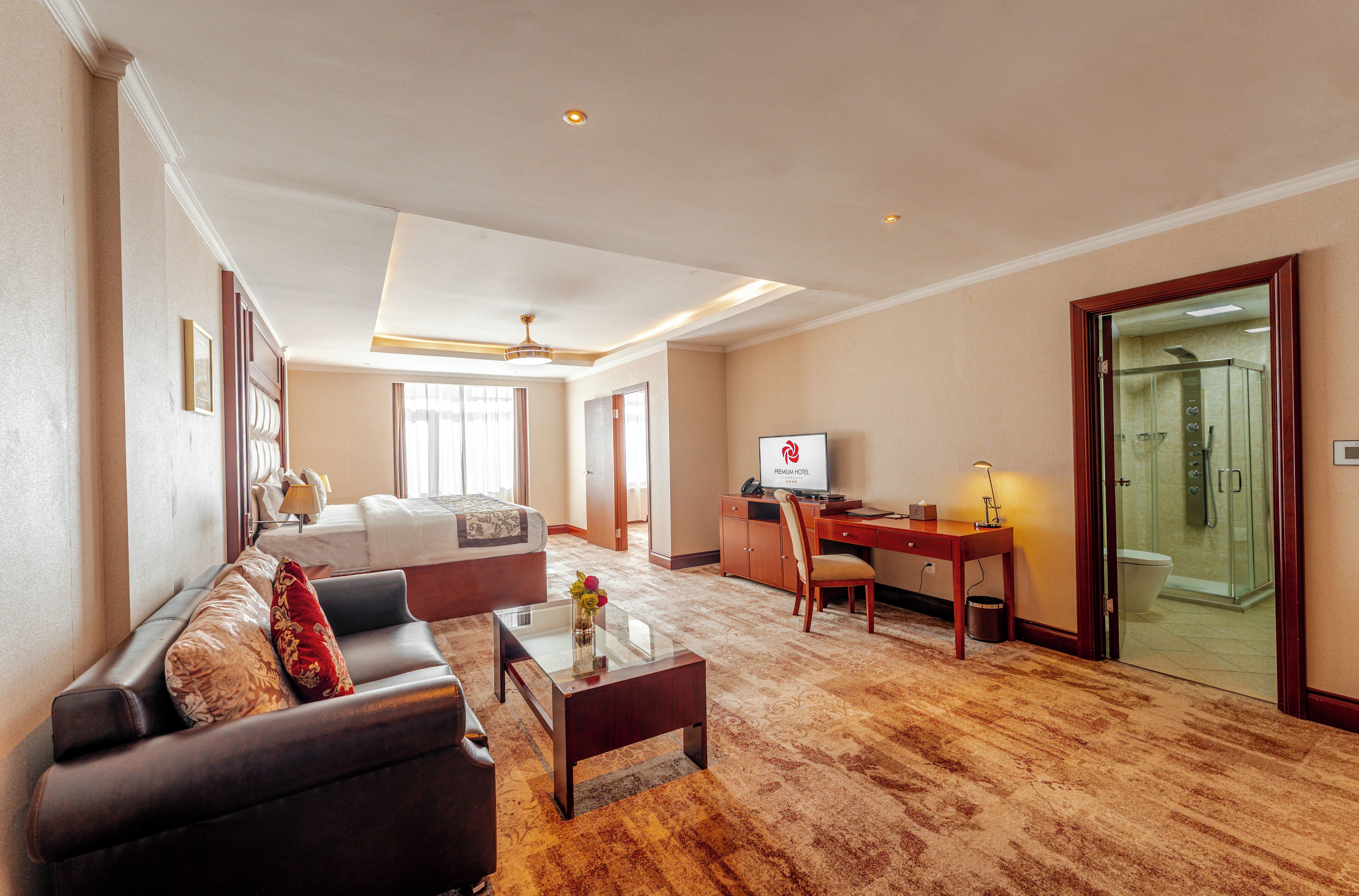 Suite Eksekutif | Seprai premium, brankas, meja kerja, dan ruang kerja ramah laptop