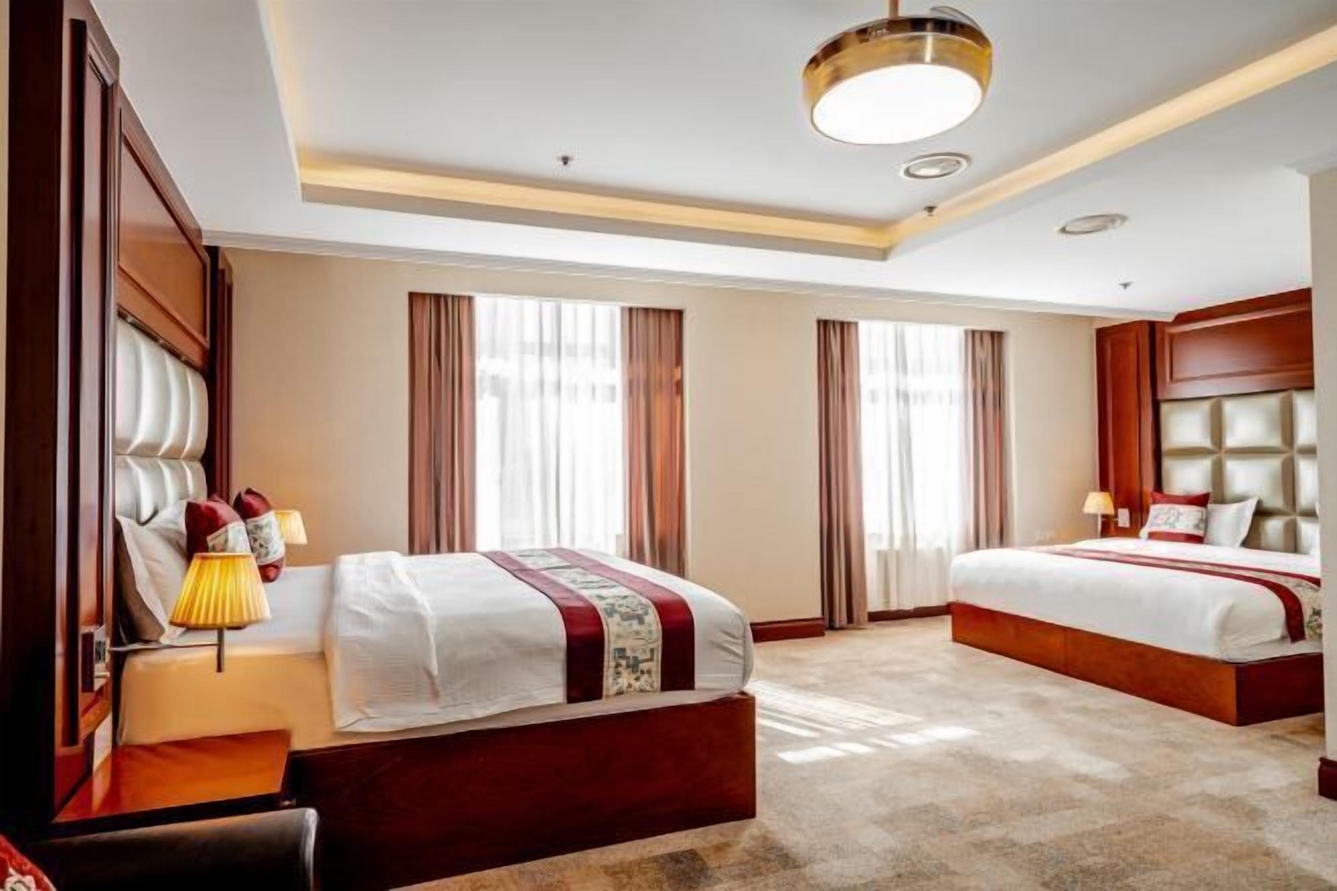 Seprai premium, brankas, meja kerja, dan ruang kerja ramah laptop