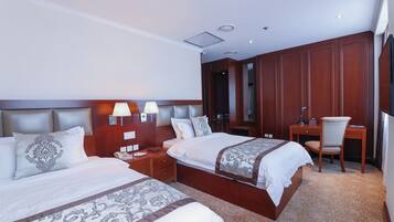 Habitación con 2 camas individuales | 1 dormitorio, ropa de cama de alta calidad, caja fuerte y escritorio