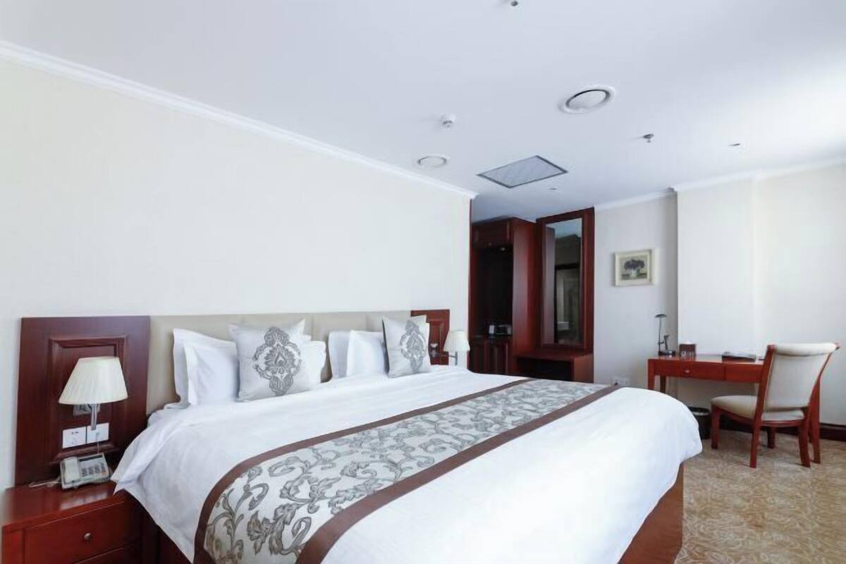 1 bedroom, premium bedding, in-room safe, desk