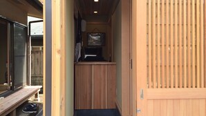 A narrow hallway with wooden walls and a bench at the end. - Guest House Kamakura Zen-ji - Hostel (Kamakura)