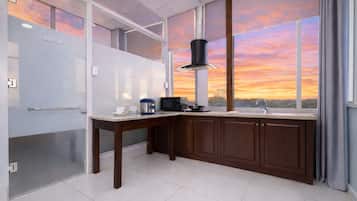 Ático City, 2 camas de matrimonio, vistas a la ciudad | Cocina privada | Frigorífico grande, microondas, placa de cocina y cafetera o tetera