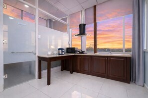Penthouse trung tâm thành phố, 2 giường cỡ queen, quang cảnh thành phố | Bếp riêng | Tủ lạnh, lò vi sóng, bếp nấu, dụng cụ pha cà phê/trà 