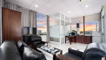 Ático City, 2 camas de matrimonio, vistas a la ciudad | Servicio de comidas en la habitación