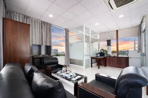 Penthouse trung tâm thành phố, 2 giường cỡ queen, quang cảnh thành phố | Khu vực ăn uống tại phòng