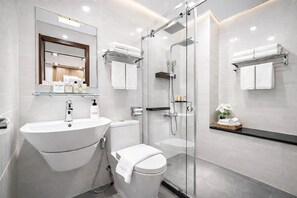 Free toiletries, hair dryer, slippers, bidet - Diamond Luxury Ben Thanh (Ho Chi Minh City)