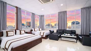 Ático City, 2 camas de matrimonio, vistas a la ciudad | Caja fuerte, mobiliario individual, escritorio