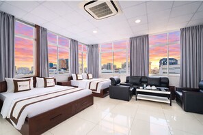 Penthouse trung tâm thành phố, 2 giường cỡ queen, quang cảnh thành phố | Két bảo mật tại phòng, trang bị n  ội thất với thiết kế riêng biệt, bàn 
