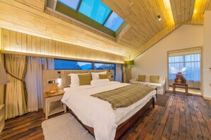 Suite familiar (270°) | Minibar con artículos gratuitos y decoración individual