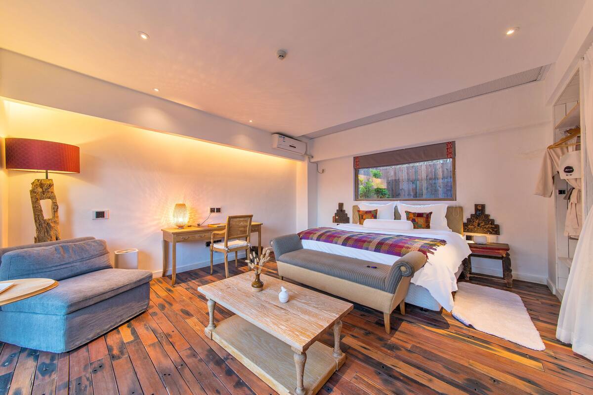 Suite Deluxe, 1 habitación | Minibar con artículos gratuitos y decoración individual