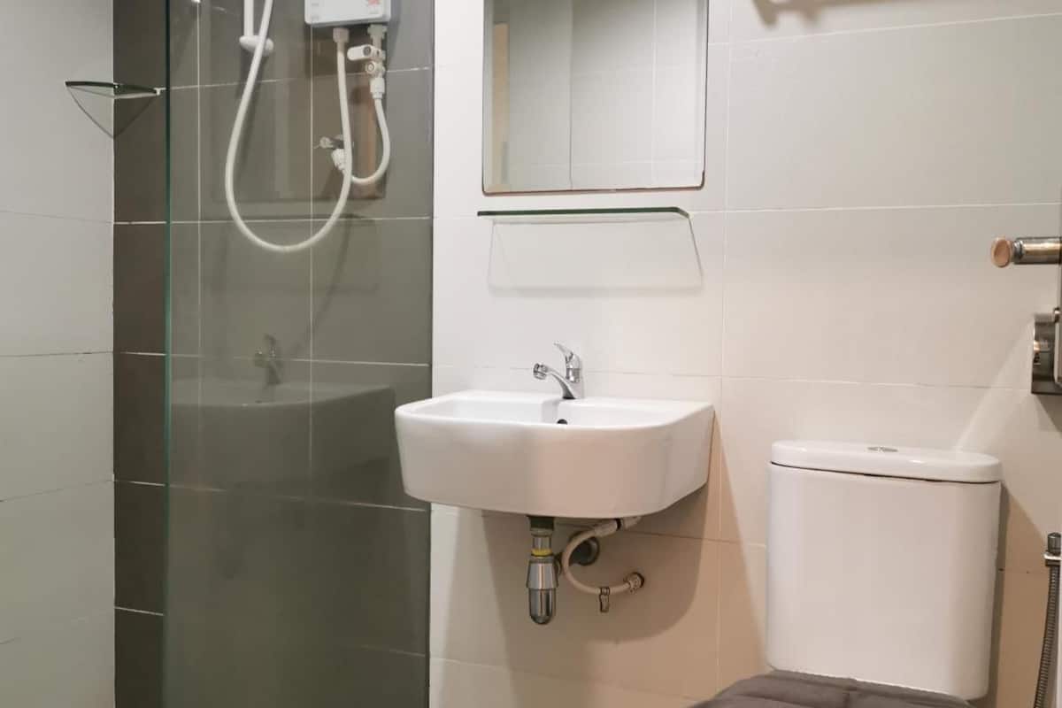 shower, free toiletries, hair dryer, bidet