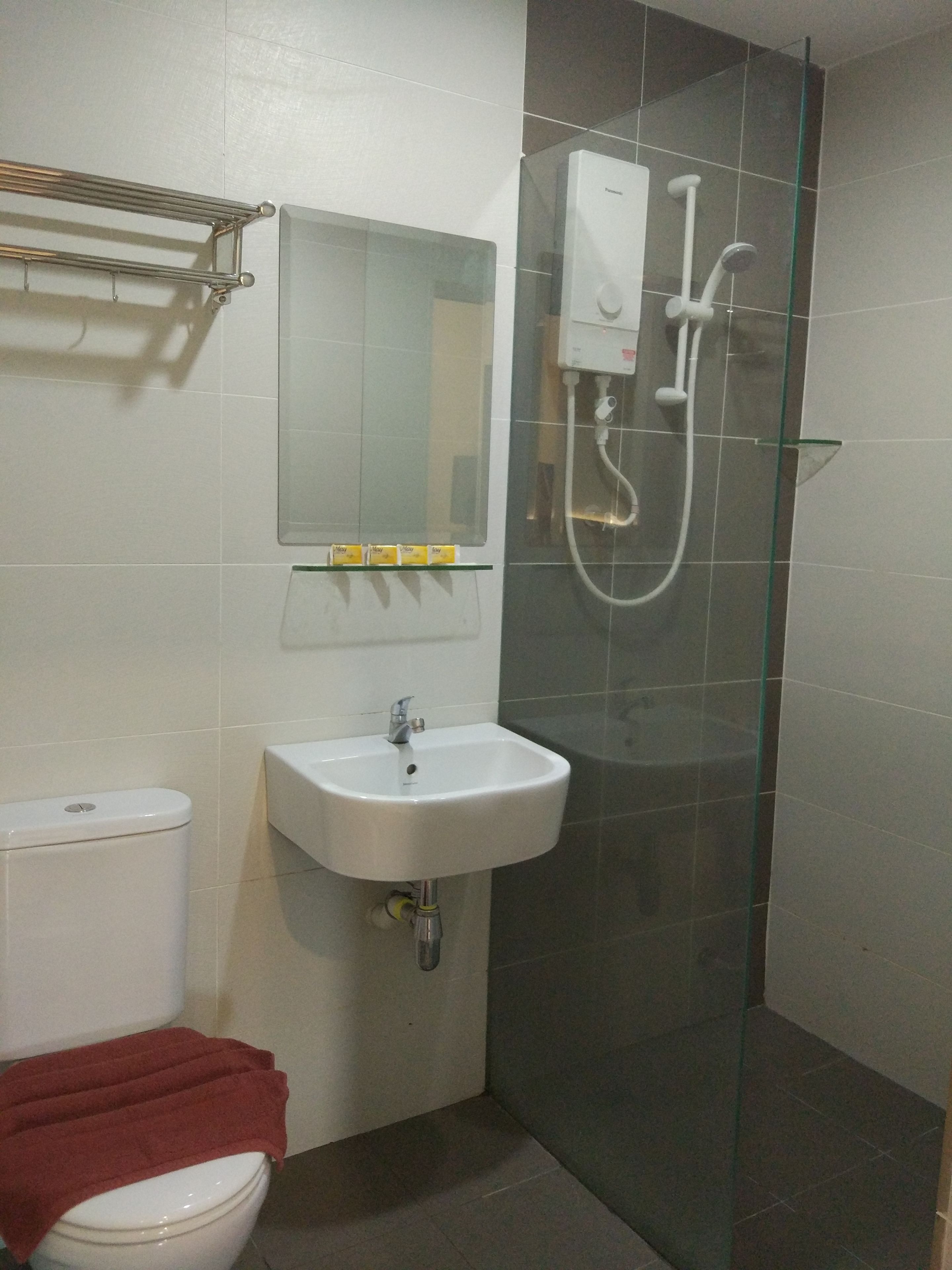 family room | bathroom | shower, free toiletries, hair dryer, bidet