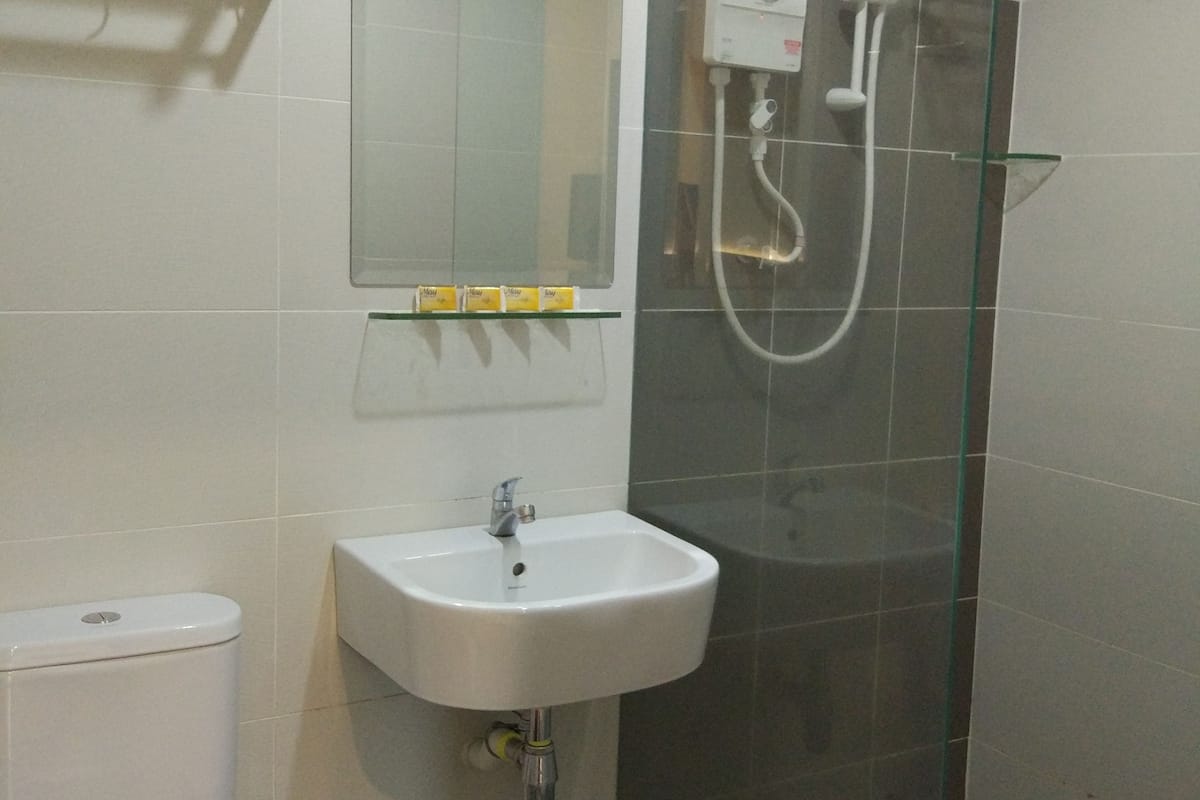 family room | bathroom | shower, free toiletries, hair dryer, bidet