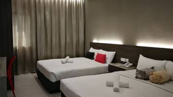 Caja de seguridad en la habitación y escritorio