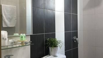 Shower, rainfall showerhead, free toiletries, hair dryer