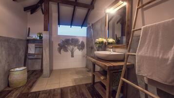 Deluxe Double Room | Bathroom | Shower, free toiletries, hair dryer, slippers